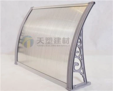 Sivi ugodni oblaki s krošnjami